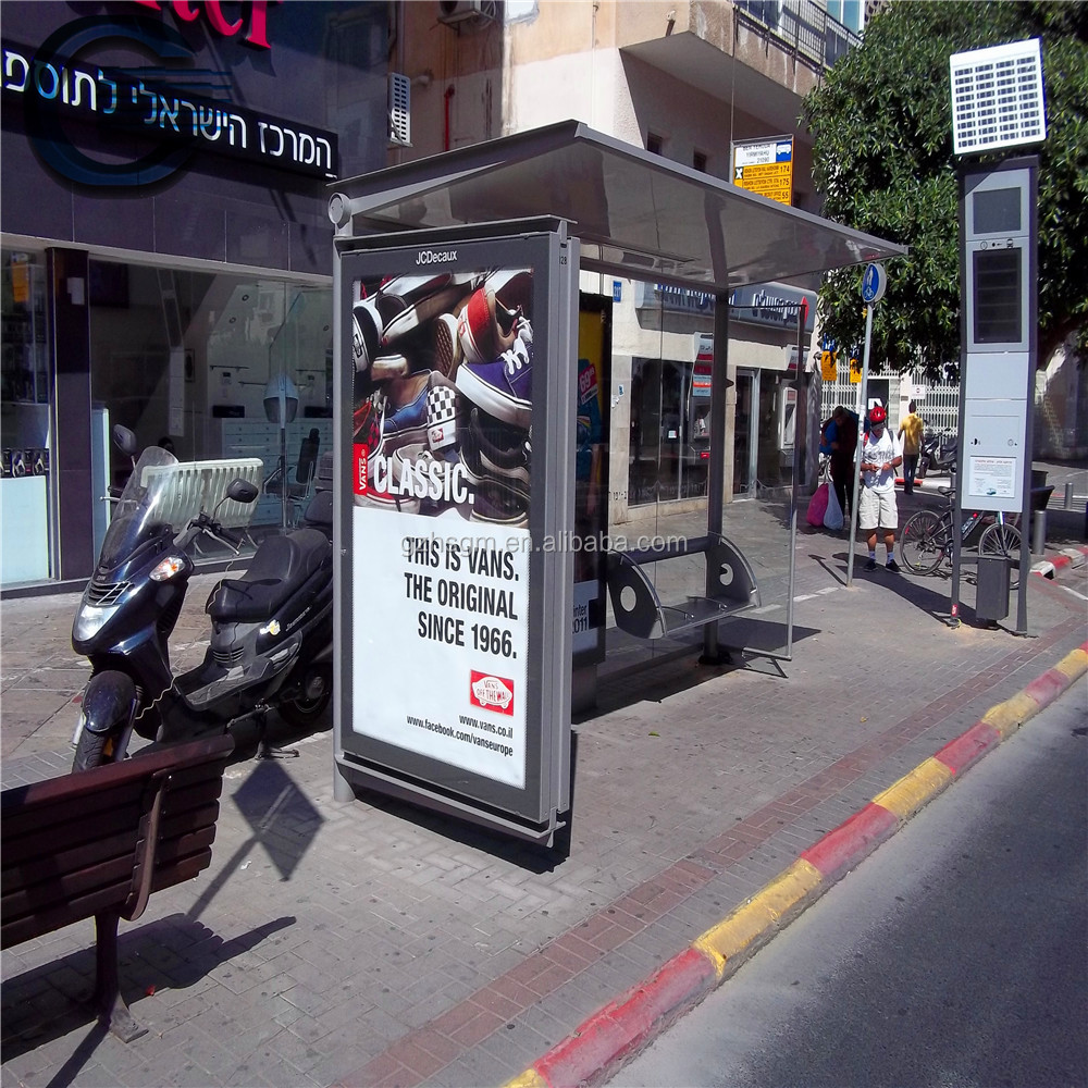 Mobiliario urbano verde parada de autobús con paneles publicitarios